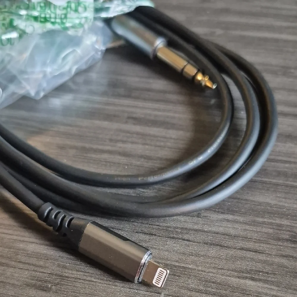 Black and Silver Audio Cable